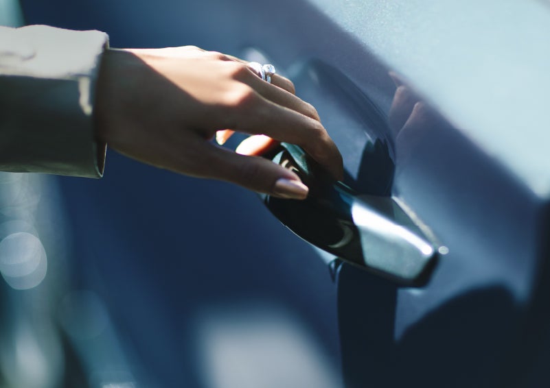 A hand gracefully grips the Light Touch Handle of a 2024 Lincoln Aviator® SUV to demonstrate its ease of use | Thomasville Lincoln in Thomasville GA