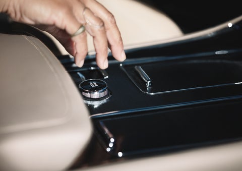 A hand reaching for the Lincoln Drive Modes knob of a 2024 Lincoln Aviator® SUV | Thomasville Lincoln in Thomasville GA