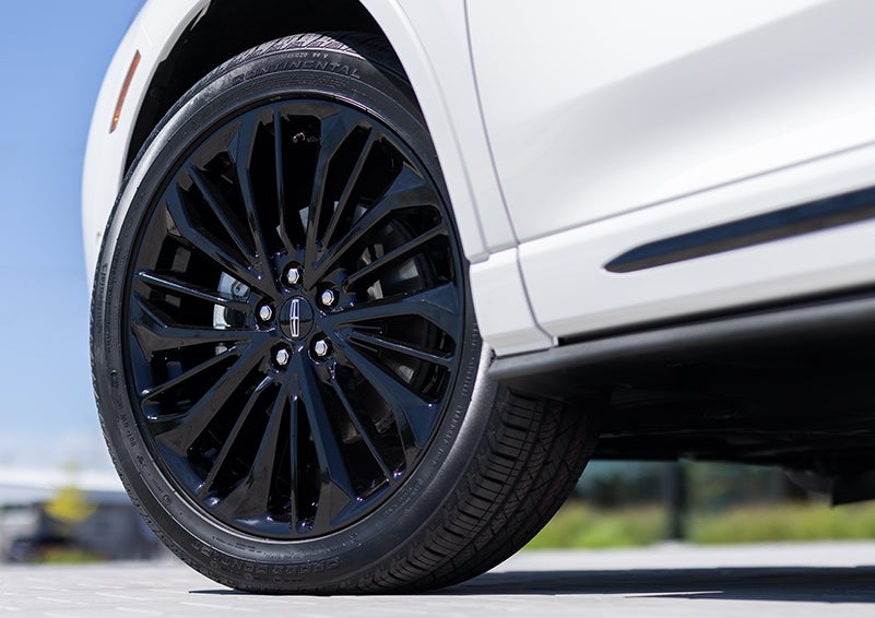 The stylish blacked-out 20-inch wheels from the available Jet Appearance Package are shown. | Thomasville Lincoln in Thomasville GA
